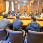 DC Baramulla Chairs Meeting at Gulmarg to Ensure Better Tourist Experience During Winter Season