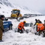 Bandipora Police, BRO Rescue 30 Vehicles Stranded at Razdhan Pass After Fresh Snowfall