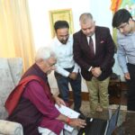 Lieutenant Governor completes his self-enumeration, urges citizens of Jammu Kashmir to self-enumerate their household details and fulfil their civic duty